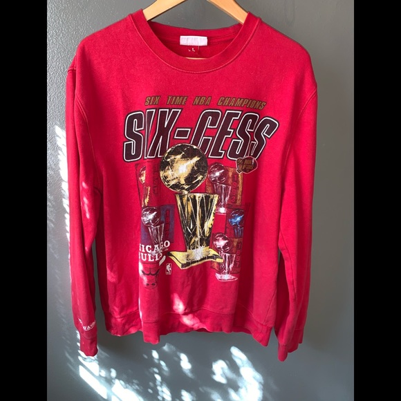 mitchell and ness bulls sweatshirt